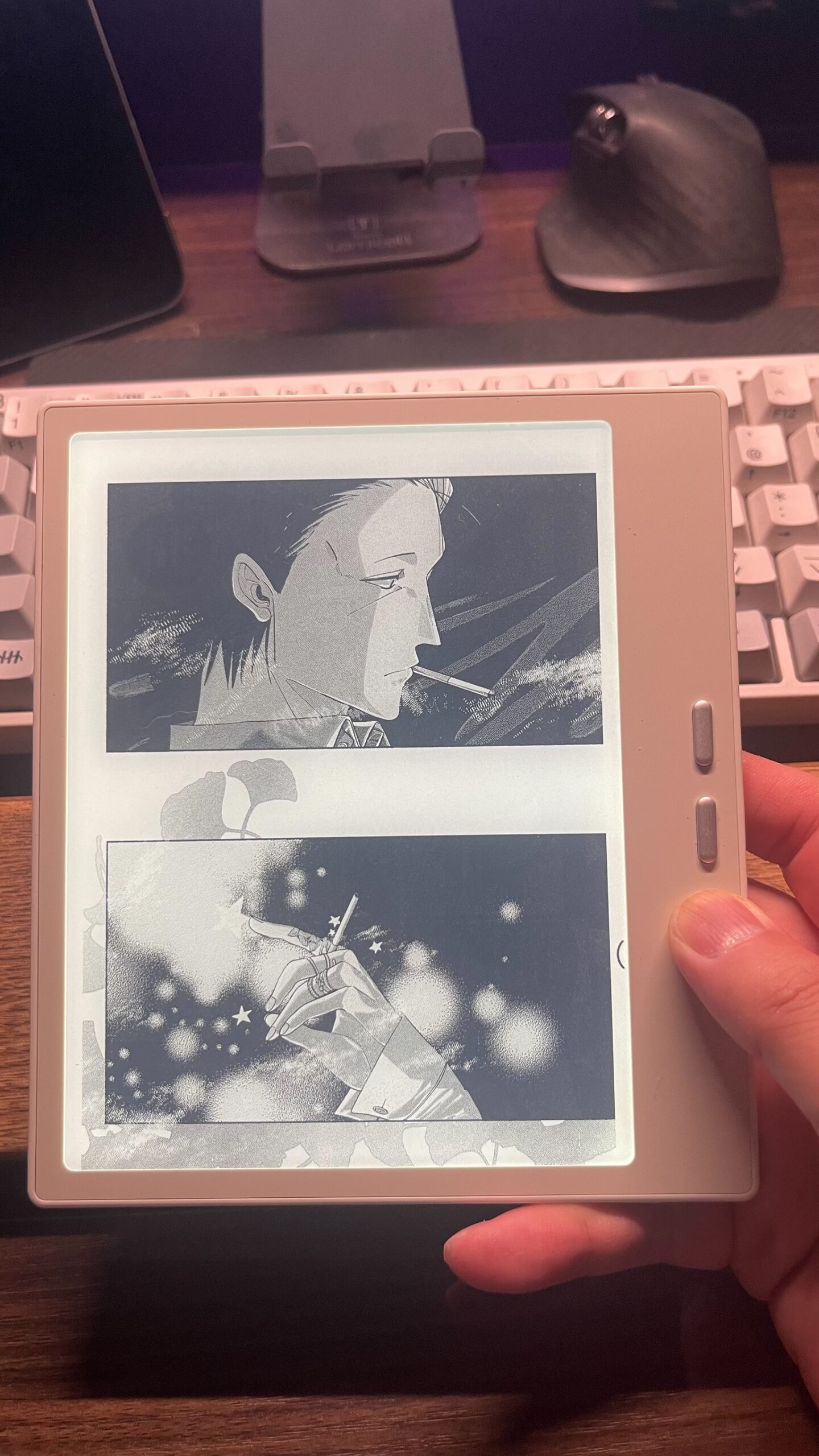 右手でBOOXを持った時の画像