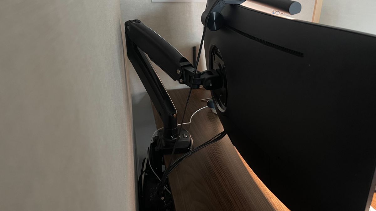 HUANUOのモニターアームとデスクの設置部分の様子