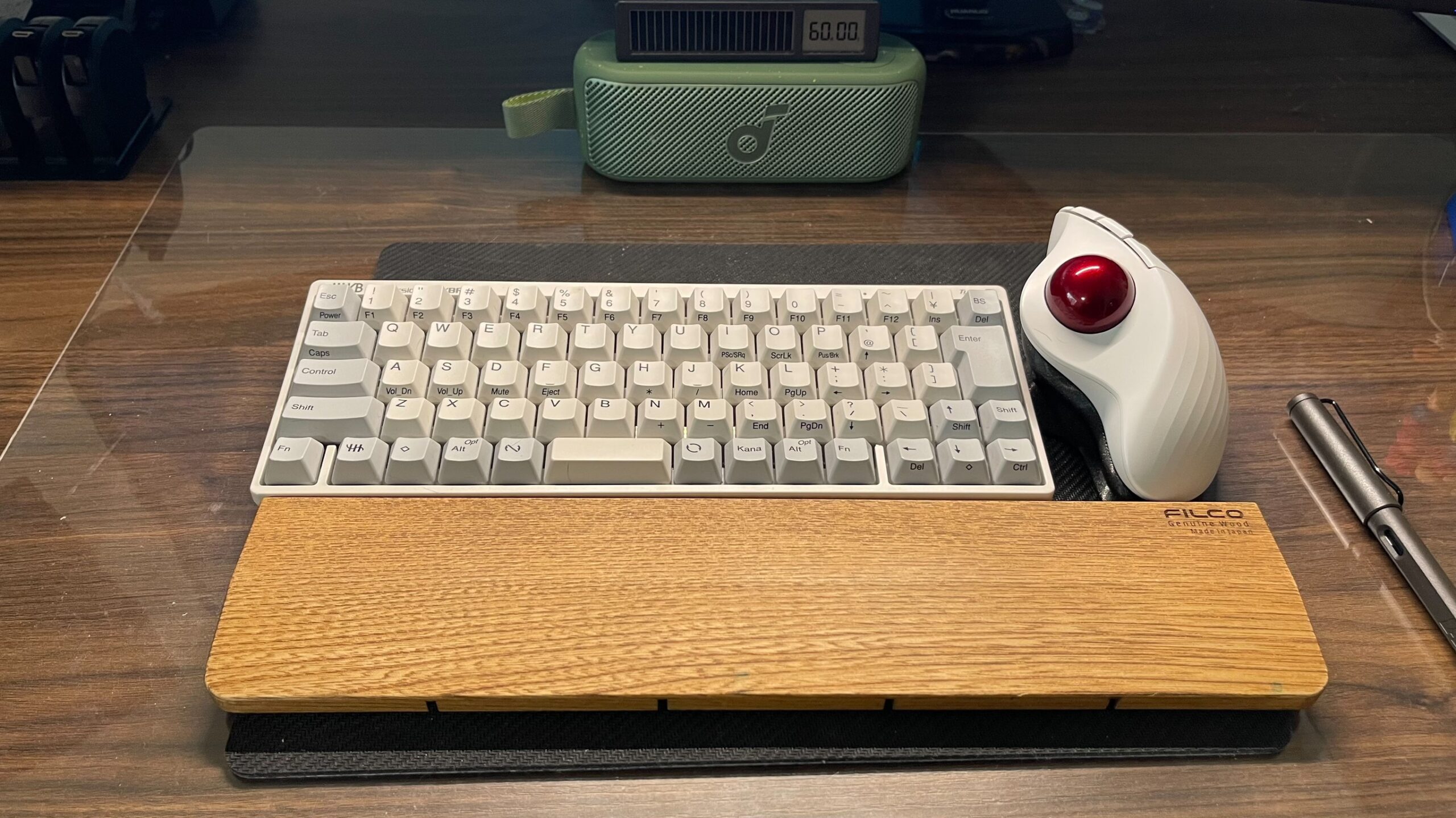 ライトONのデスクの上