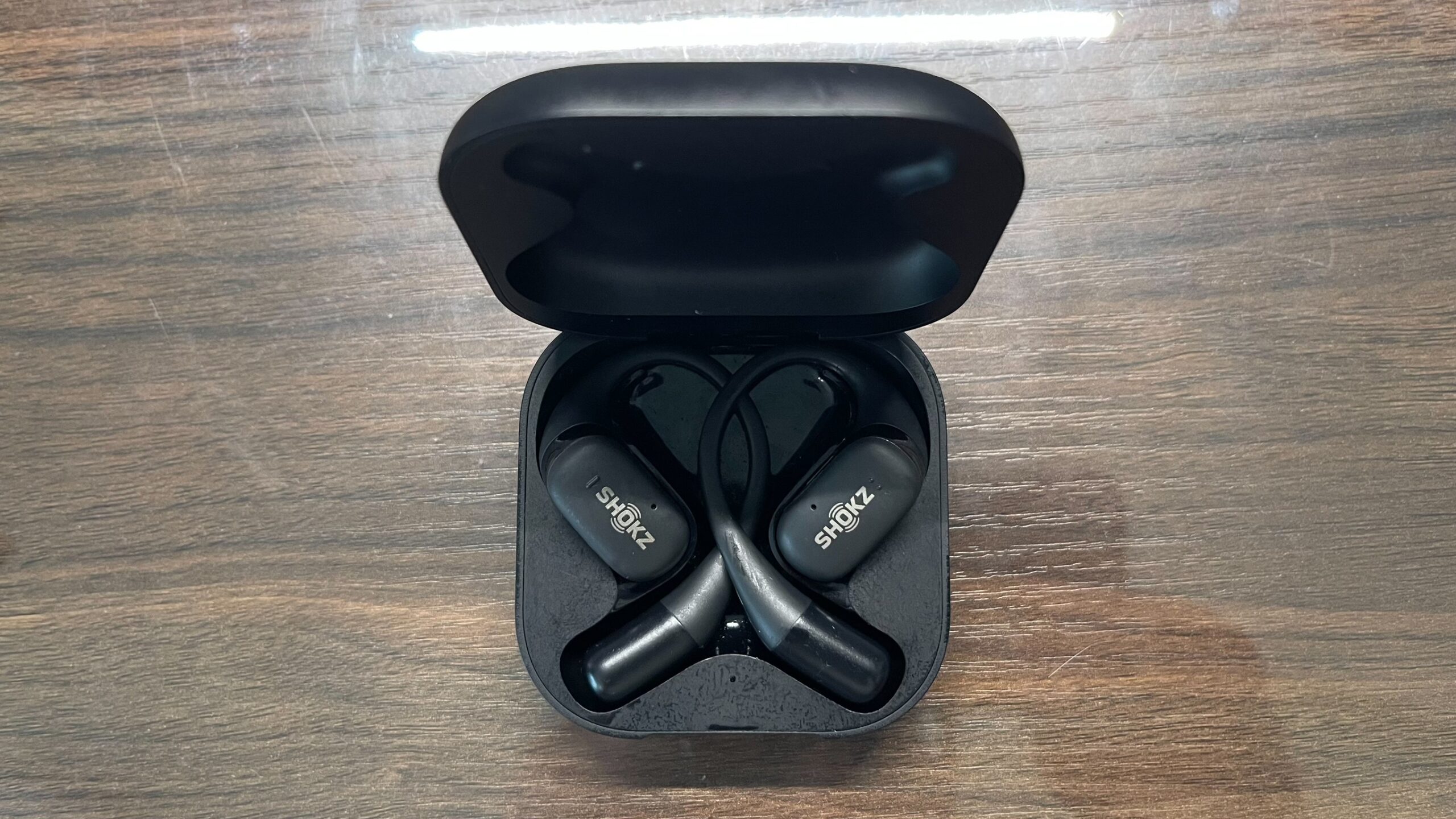 初代Openfitのケースの蓋を開けて上から撮影した画像