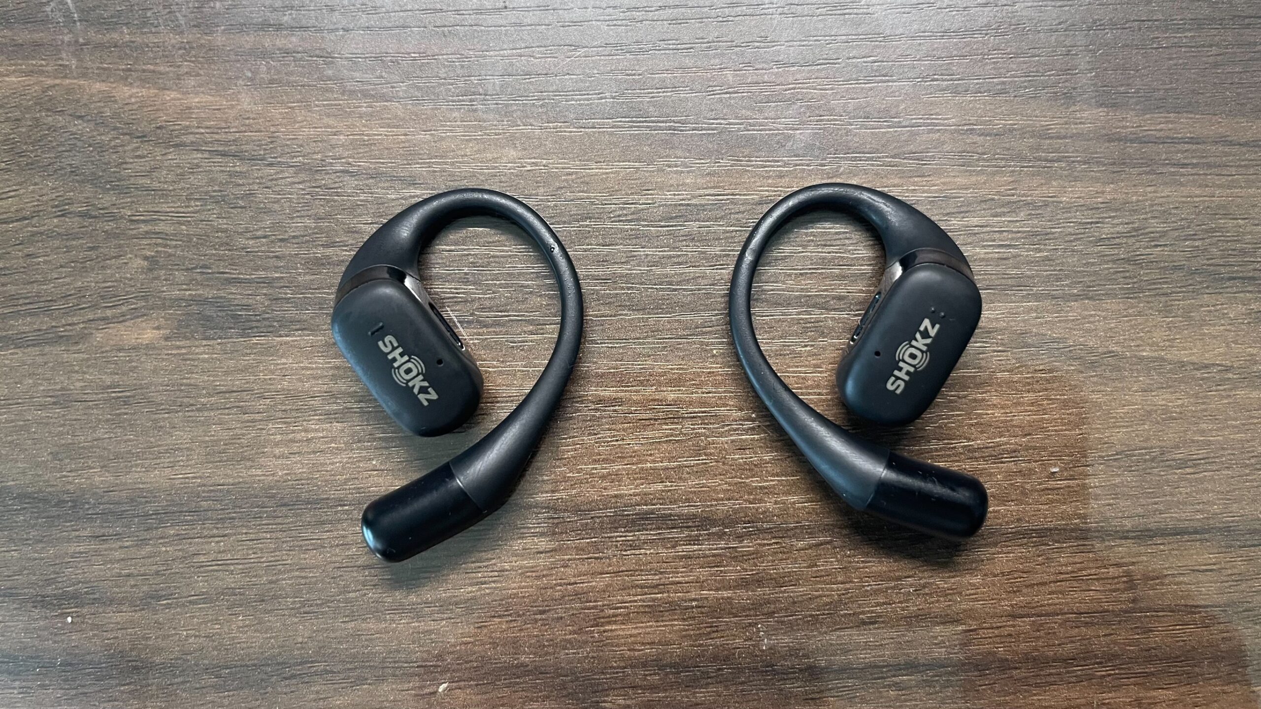 初代Openfitのケースから取り出したイヤホンの画像(外側)