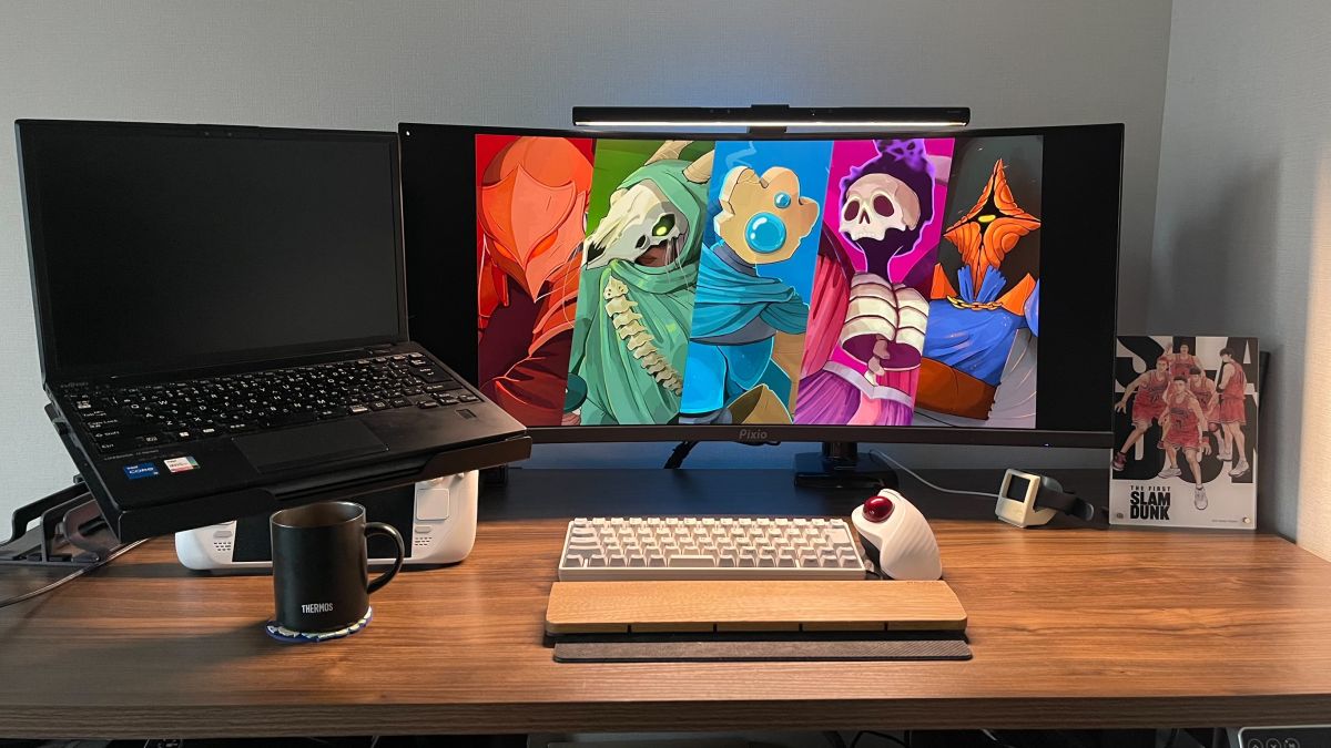 テレワーク時の配置でノートPCを手前に引っ張り出している画像（モニターアームは左 エルゴトロン　右 HUANUOを使用）