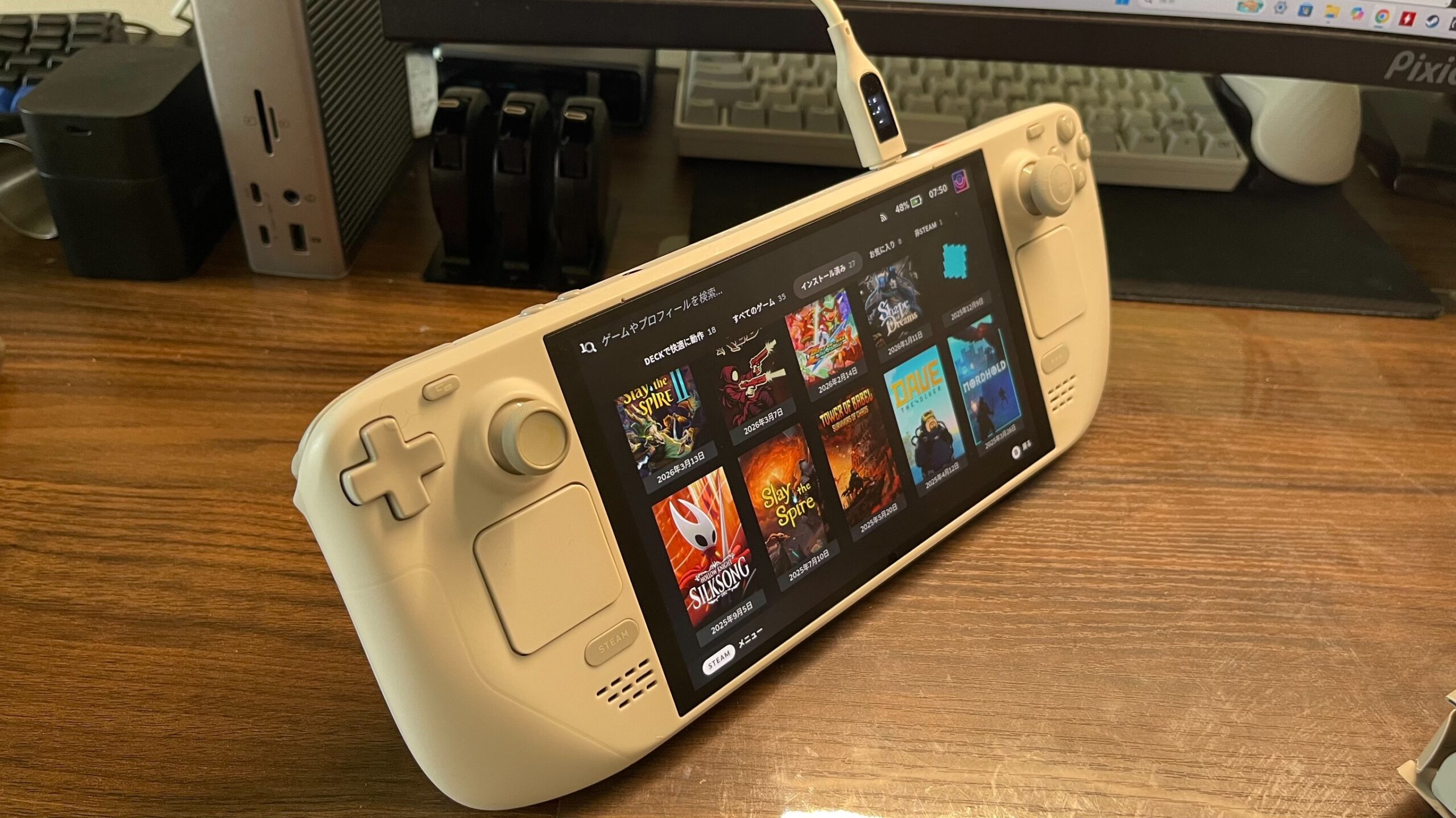 Steamdeckをスタンドで建てた状態でCIOのマグネットケーブルを使用している様子