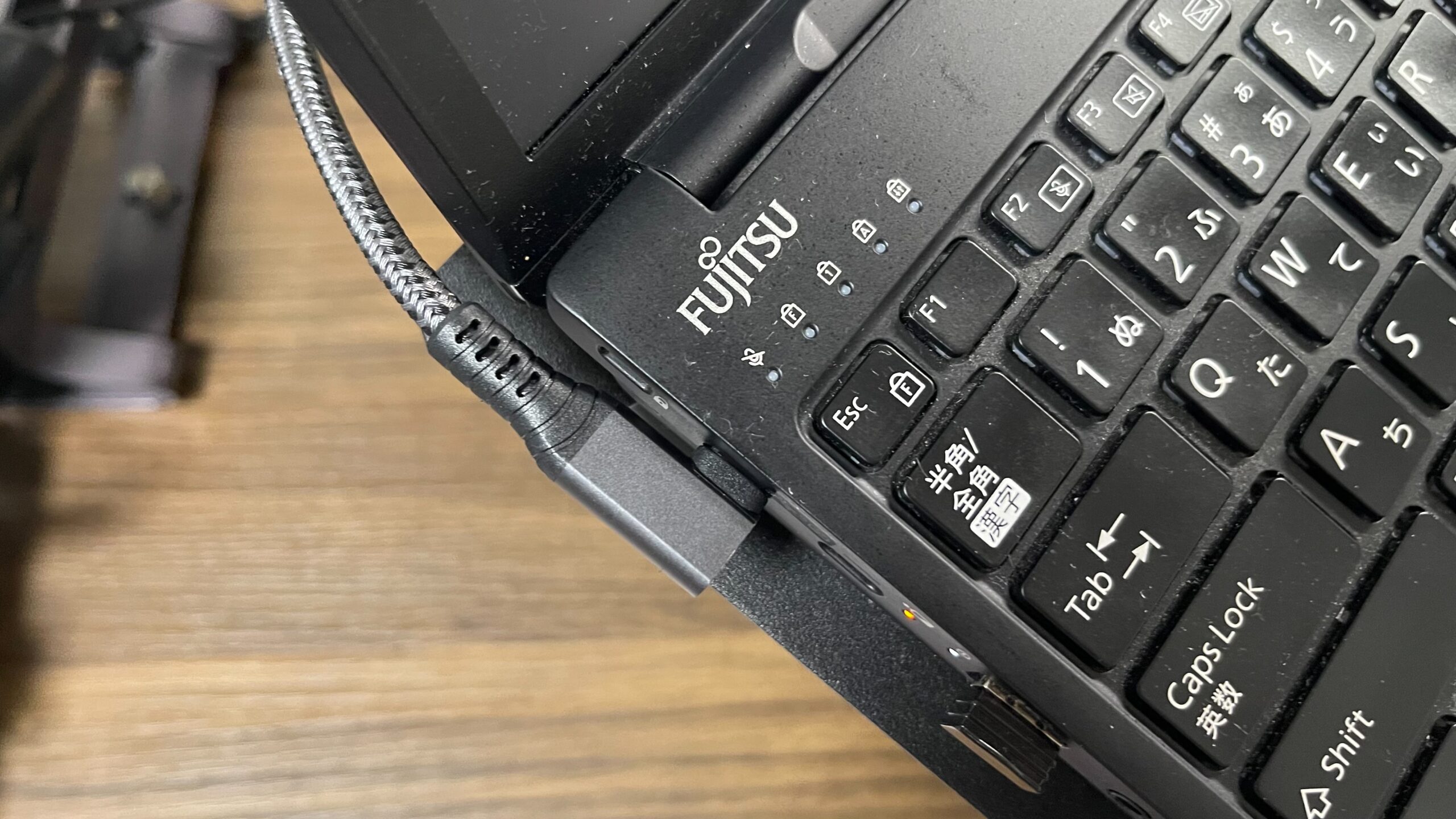 Thunderbolt4ケーブルのL字端子とノートPCの接続部の画像