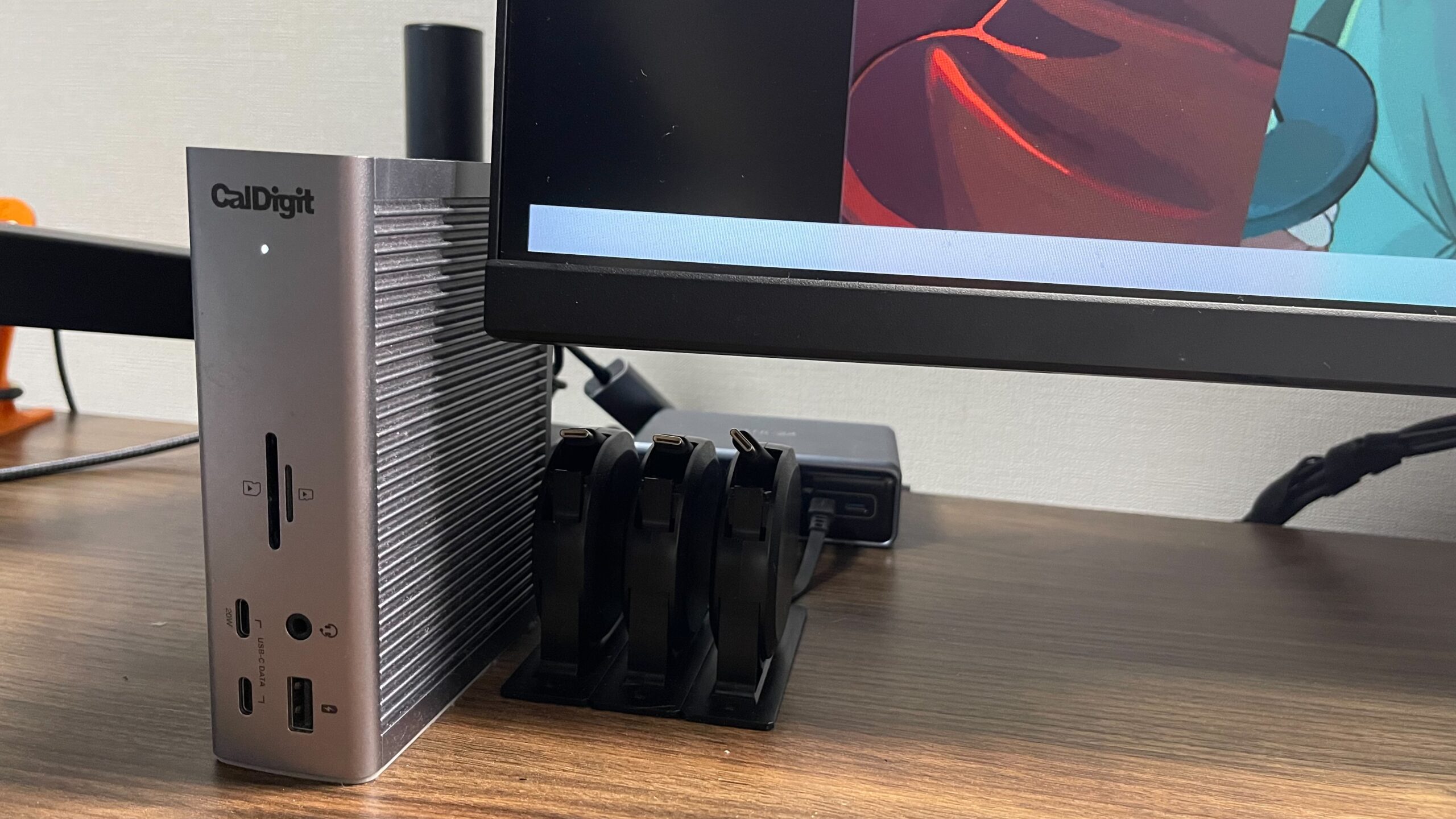 デスク上でモニターを通常状態の位置に置いた時のcaldigitts4の設置画像