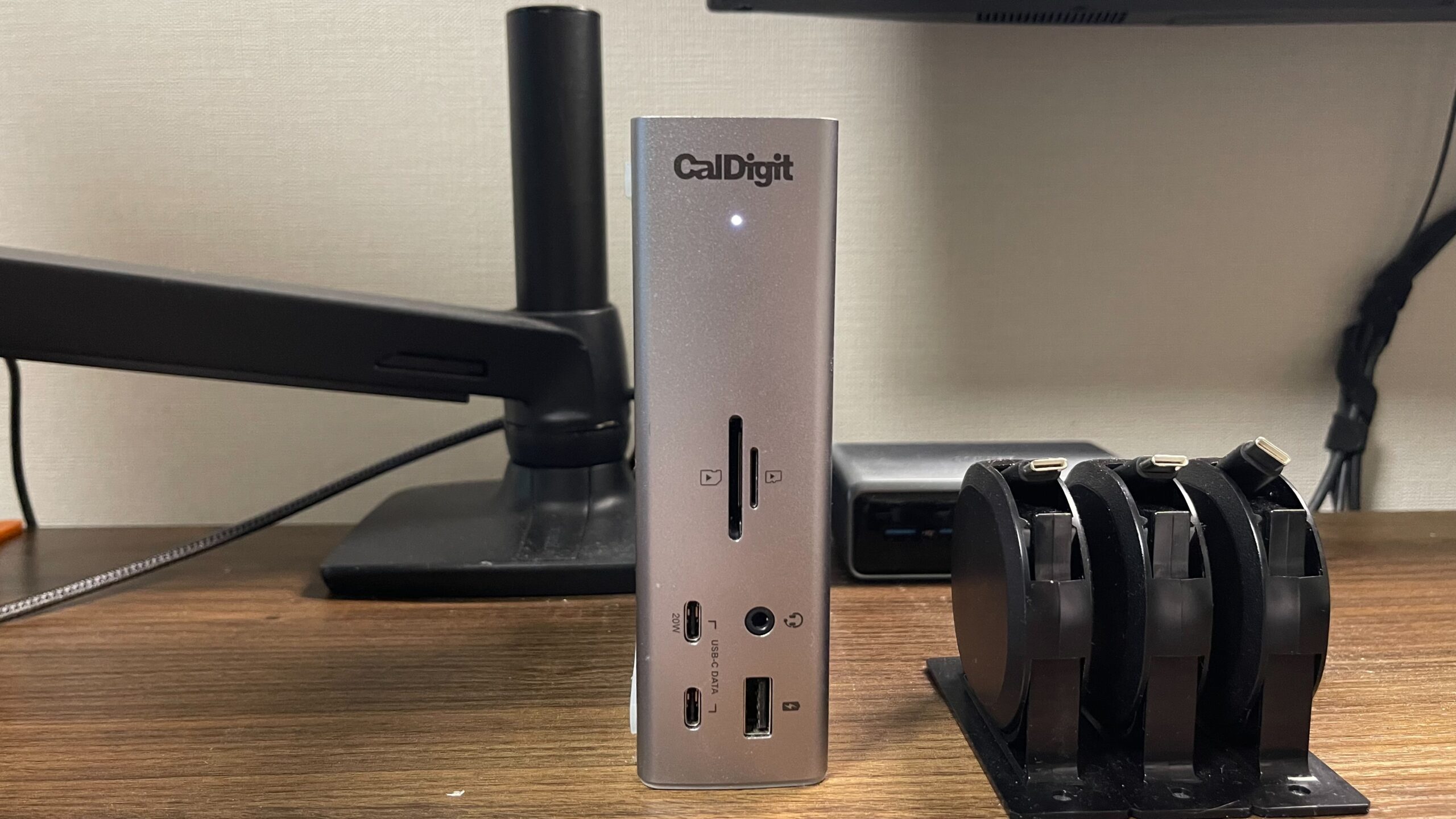 デスク上でcaldigitts4を正面から単品で撮影した画像