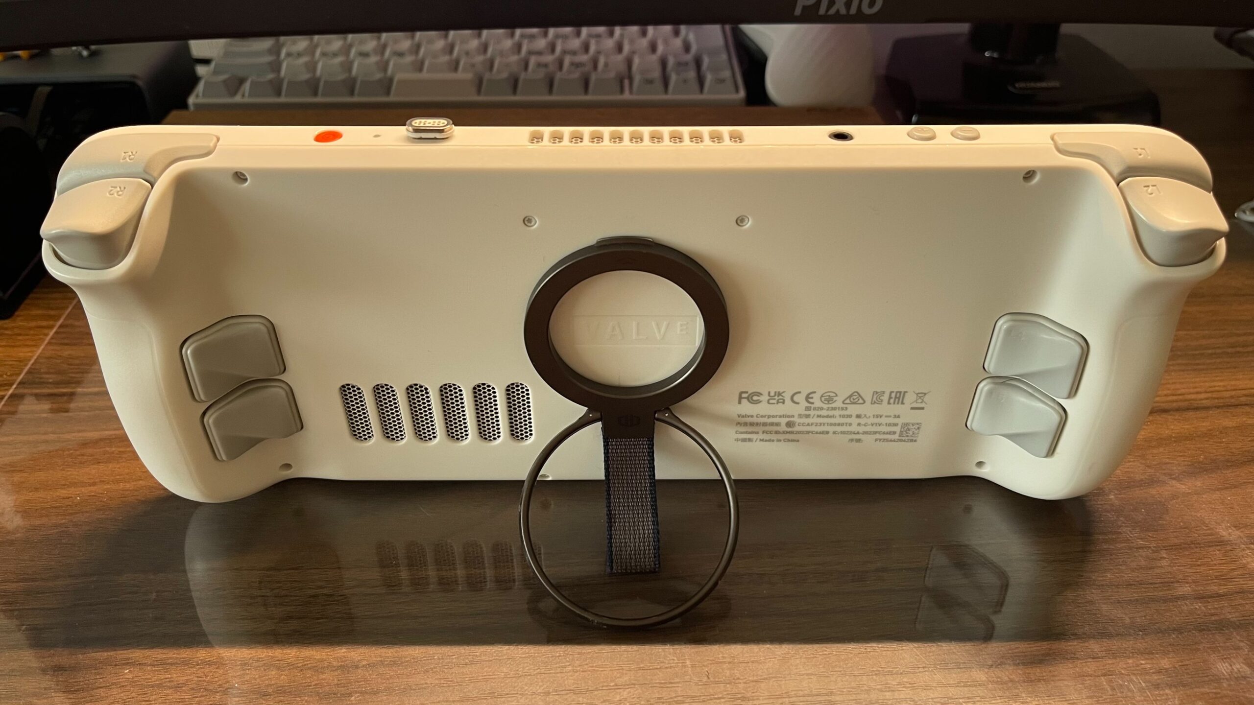 magsafeのスタンドでSteamdeckを立てている背面の様子