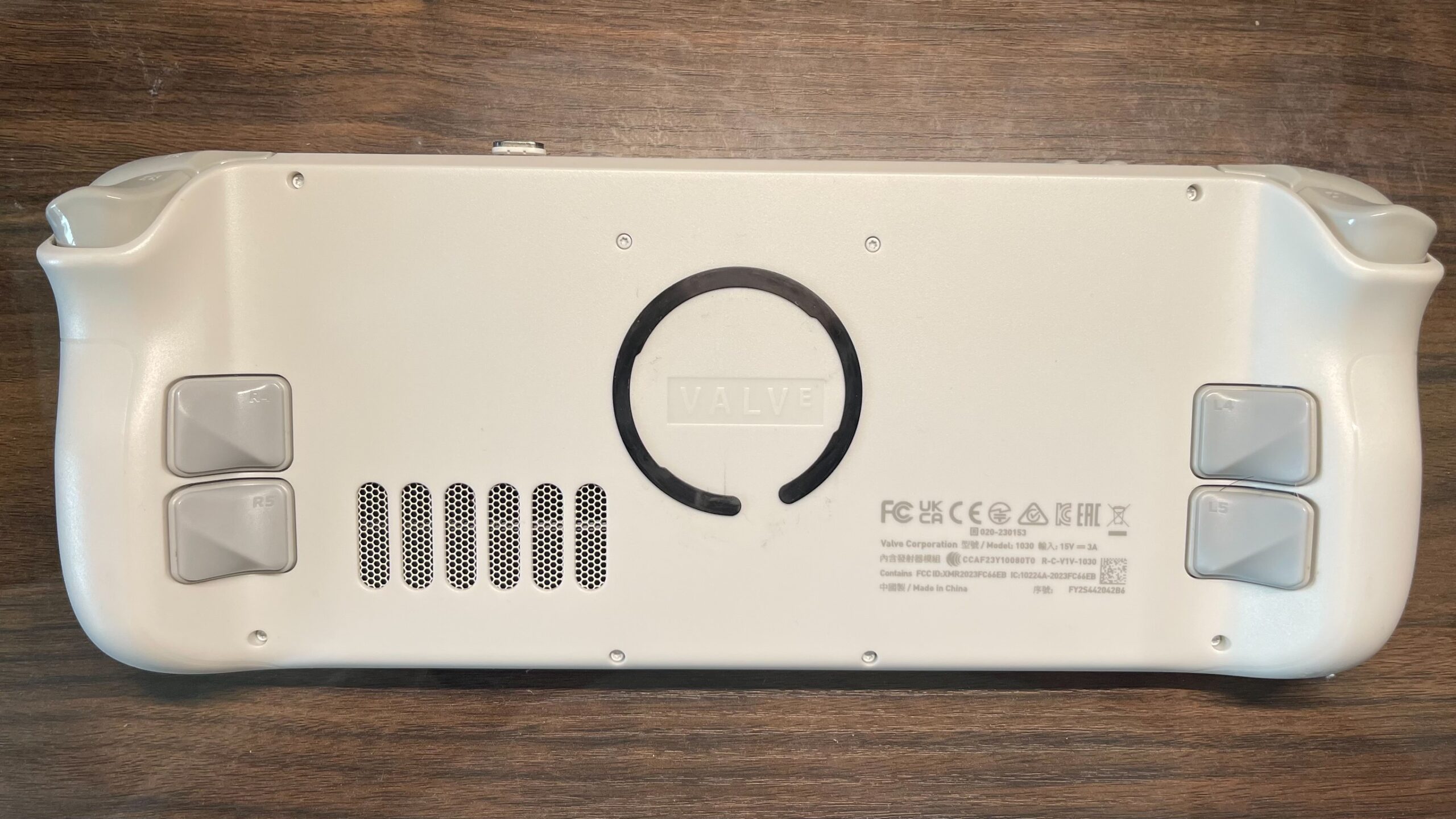 裏面のmagsafeリングを貼っている様子