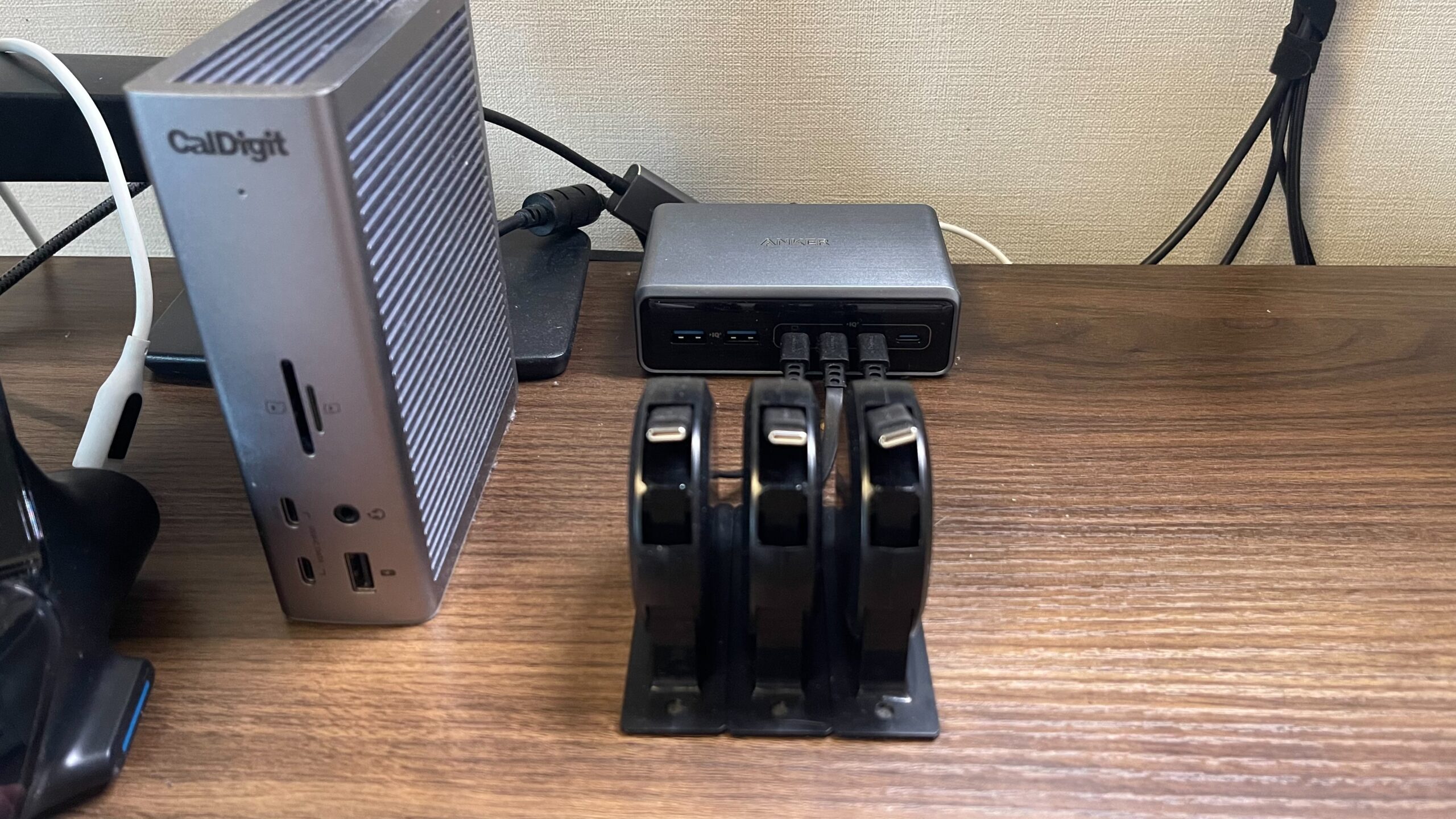 充電器と巻取り式コードの設置状況を正面から撮影した画像