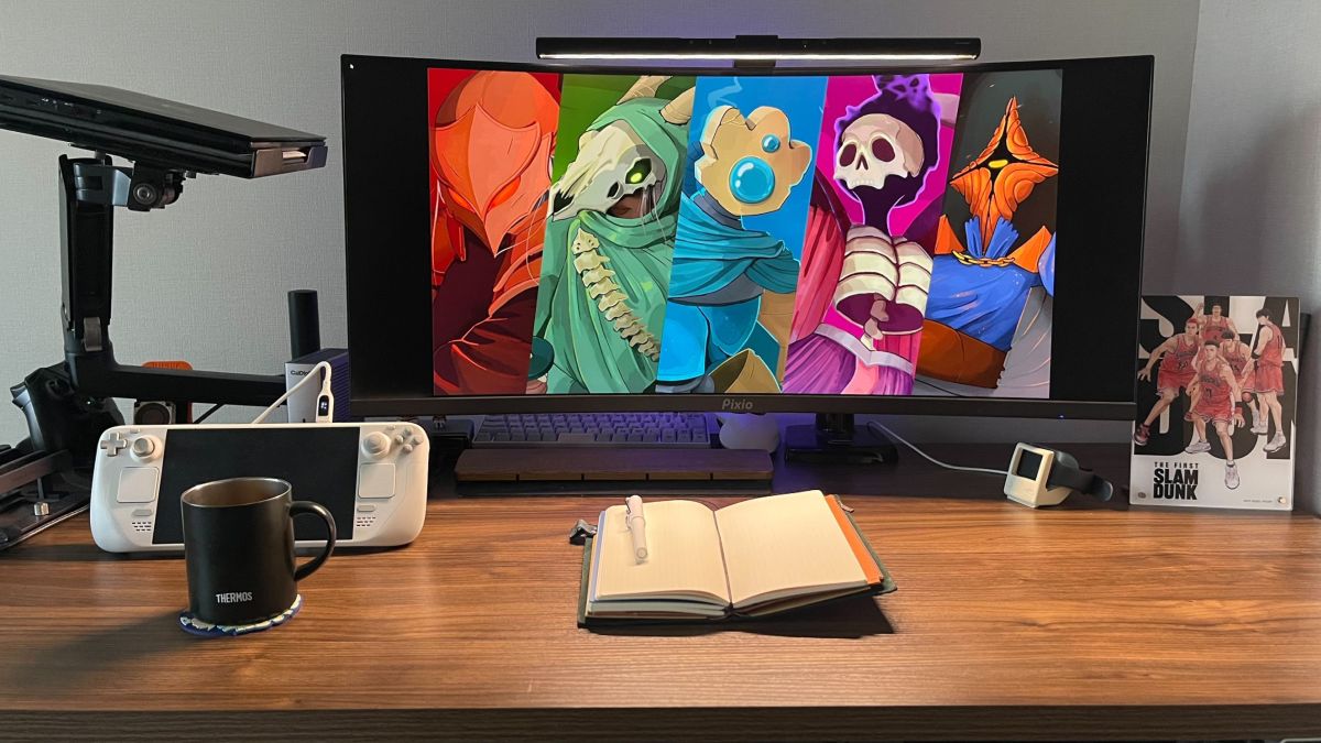 書き物等をするための配置の画像（キーボード等をモニターアームを使用して空いたモニター下のスペースに収納している）