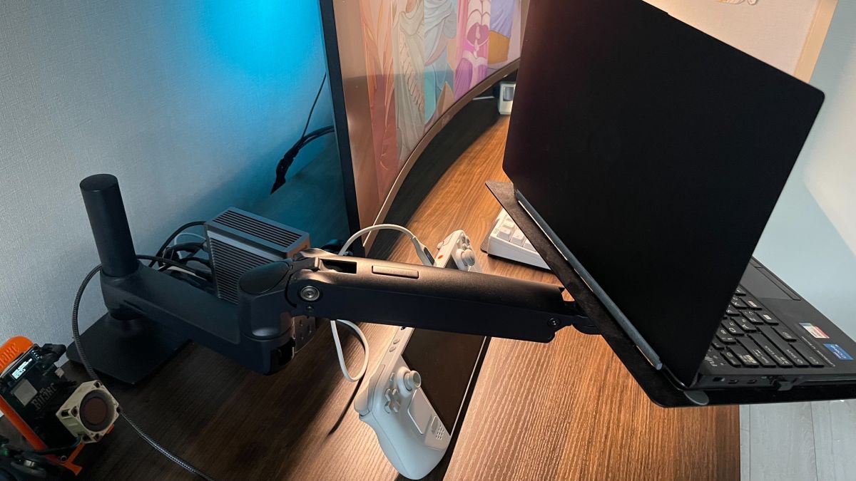 エルゴトロンのモニターアームとデスクの設置部分の様子