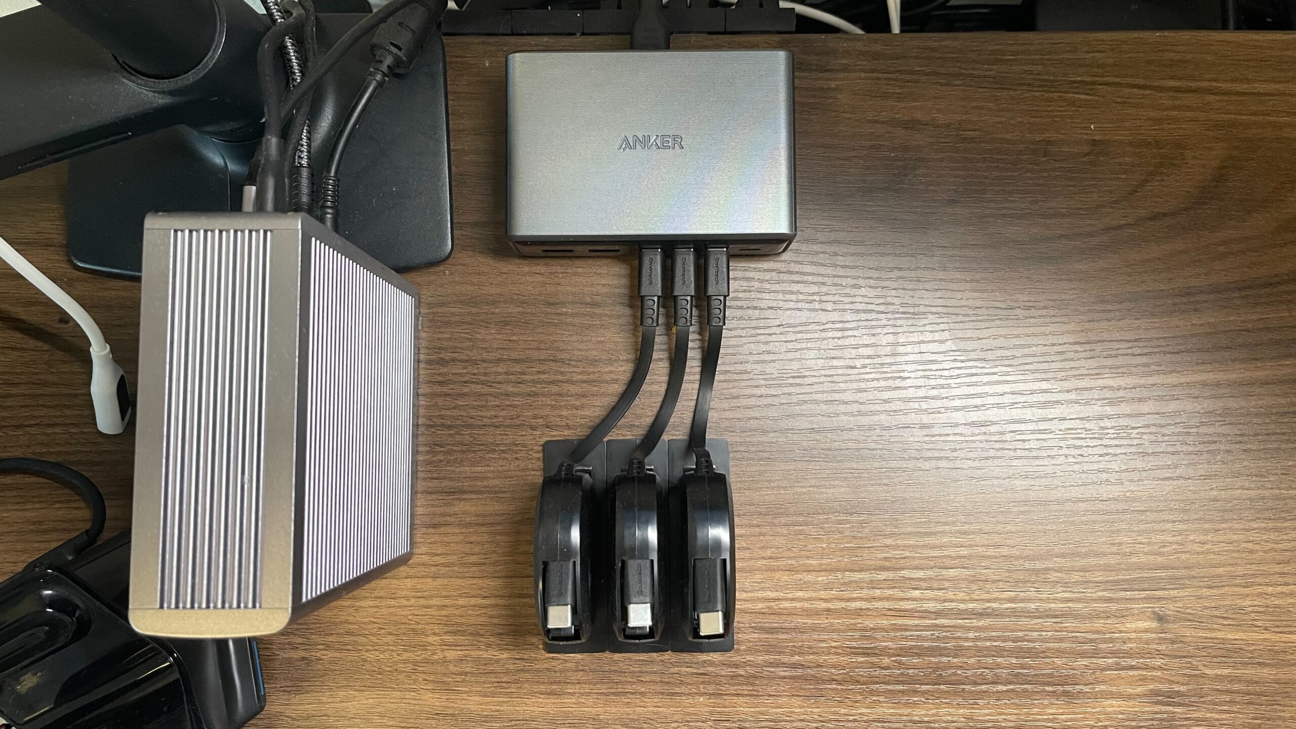 充電器と巻取り式コードの設置状況を真上から撮影した画像